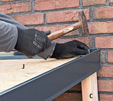 Byg brændeskur af paller: Montér tagfod og inddækninger Byg brændeskur af paller: Montér tagfod og inddækninger